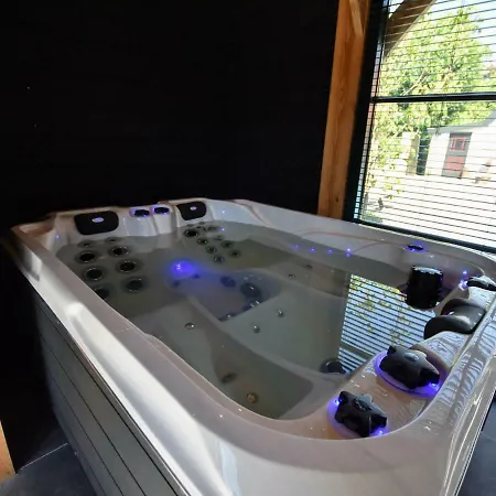 Spacious In With Pool Vakantiehuis Herveld